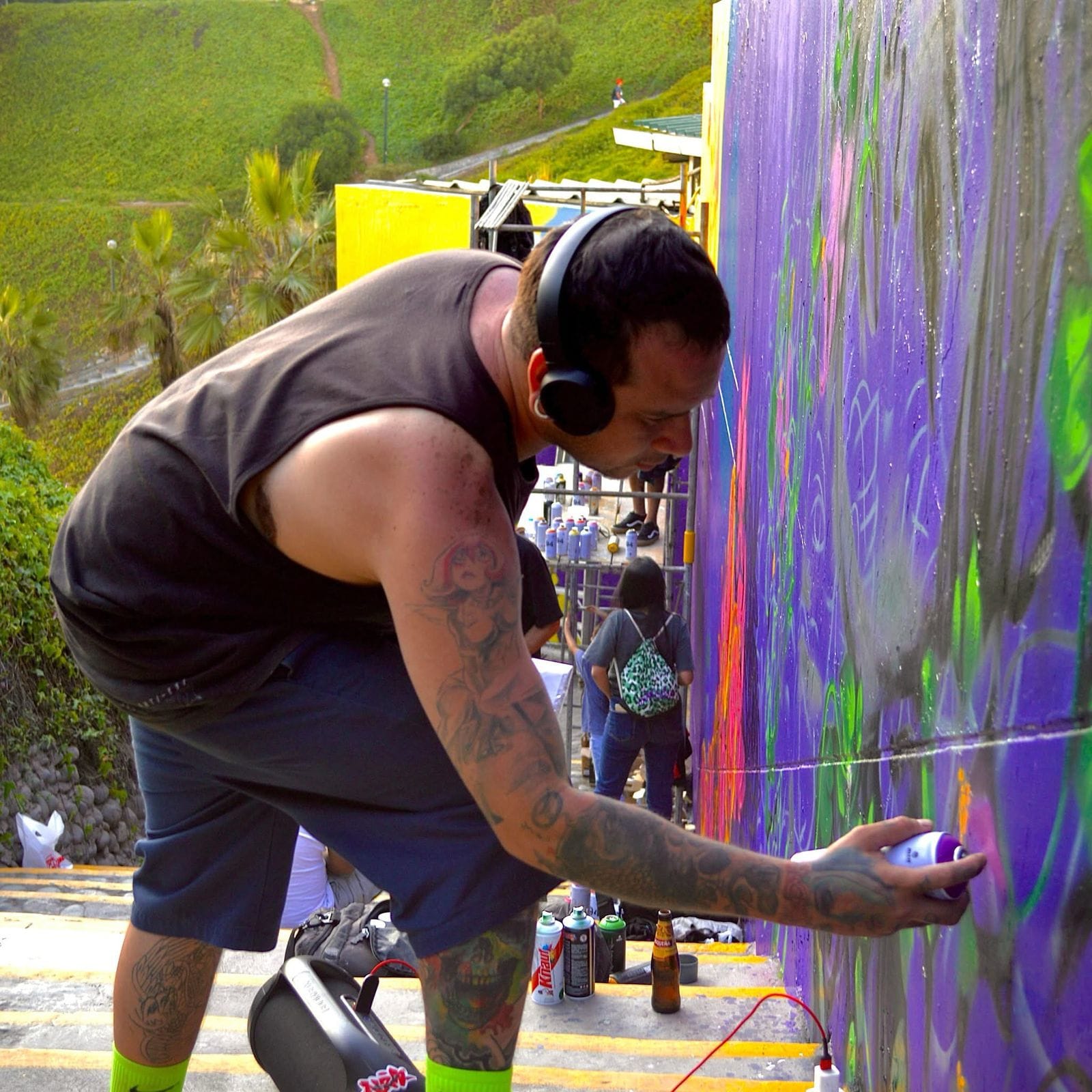 Jatoner trabajando en mural colorido